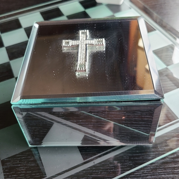 Vintage Jewelry - Jewelry Box in very good condition Religious cross decor ✅Fast Shipping ✅
